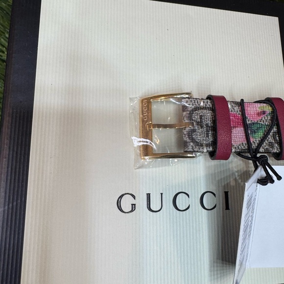 Gucci Gold and Pink Floral Watch - Picture 6 of 7